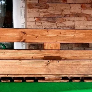 Egyszerű és nagyszerű – kézzel készült fali bortartó pohártartóval